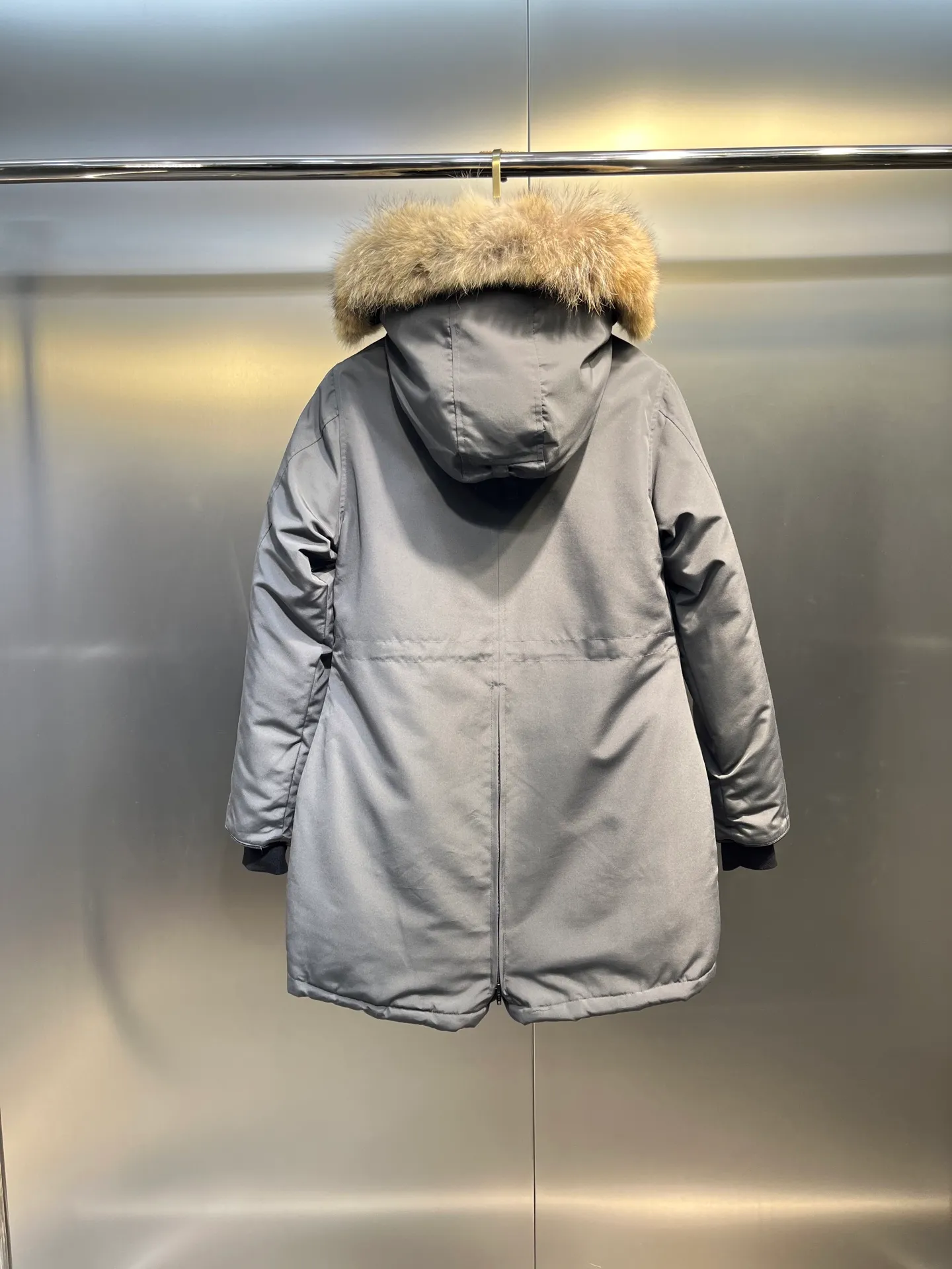 P860 Canada goose/Canada Goose 05 model 2580LA CANADA GOOSE/Canada Goose Rossclair parka women's down jacket, authentic original clothing molding, all accessories are custom-made from the original factory. This model is very unique. The zipper at the back can be opened to change into a dovetail style, with diagonal pockets and a layer of hidden pockets underneath. The official website has become a popular model. The softness and hardness of the fabric are compared with the genuine ones. It can be restored by kneading at will (fabric misunderstanding: fabrics with high hardness are not waterproof. Only those who buy the latest genuine version this year will notice the softness and comfort of the fabrics). The down is synchronized with the genuine white duck down. It is fluffy and not lumpy. The electronically controlled down charging machine is used to fill the zippers with customized genuine YKK zippers. High hardness and no lag. The fur collar is purchased from the same manufacturer as Wolf Hair. (Cooperative factory 2019 Canadian wolf skin auction and Big Goose official auction of wolf skin fur collars on the same site) All workmanship and wiring are controlled by workers with more than ten years of service. They must be horizontal and vertical, and are not crooked. The density of the inner wiring is more exquisite. Compare at will. Big goose label, collar label, washed label, hang tag, zipper rope, pocket label, back label, collar velvet, Velcro fasteners, all details of the cuffs are updated simultaneously with the original product, the best version, and the most complete color matching. The fighter in World 05 battles various world goods. Size: XS-XL